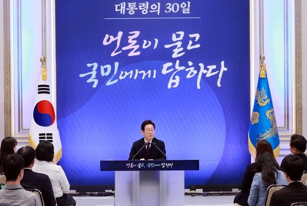 이재명 대통령이 3일 청와대 영빈관에서 열린 '대통령의 30일, 언론이 묻고 국민에게 답하다' 기자회견에서 취재진 질문에 답하고 있다.