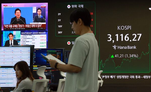 3일 서울 중구 하나은행 딜링룸 모습. [연합뉴스]