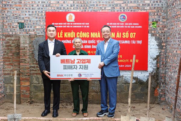 BNK부산은행은 지난 6월 27일 베트남 하노이에서 고엽제 피해 가정을 돕기 위해 ‘사단법인 베트남을 사랑하는 사람들의 모임에 지원금 미화 1만달러를 전달했다.사진 왼쪽 첫번째 문동권 BNK부산은행 지점장, 왼쪽 세번째 장호익 베사모 회장. [BNK부산은행]