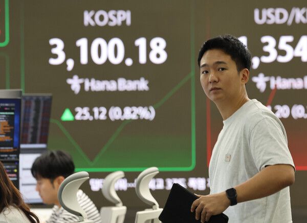 3일 서울 중구 하나은행 딜링룸 모습. [연합뉴스]