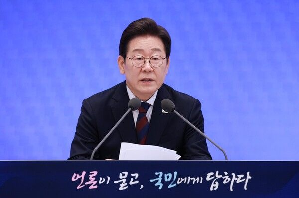 이재명 대통령이 3일 청와대 영빈관에서 열린 '대통령의 30일, 언론이 묻고 국민에게 답하다' 기자회견에서 발언하고 있다. [연합뉴스]