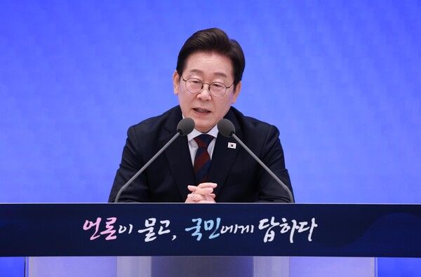 이재명&nbsp;대통령이 3일 청와대 영빈관에서 '대통령의 30일, 언론이 묻고 국민에게 답하다' 기자회견을 하고 있다. [연합뉴스]