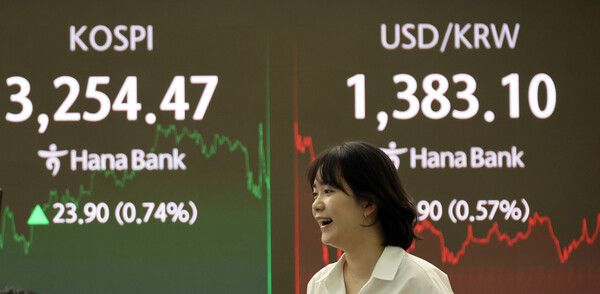 30일 서울 중구 하나은행 딜링룸 모습. [연합뉴스]