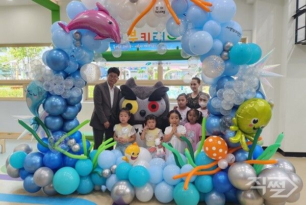 30일 배광식 북구청장이 서변부키랜드 포토존에서 아이들과 함께 기념촬영을 하고 있다. [장시찬 기자]