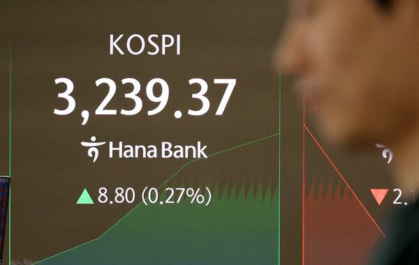 30일 서울 중구 하나은행 딜링룸 모습. [연합뉴스]