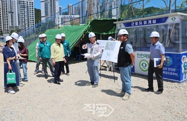 나동연 시장이 휴가 중 폭염 속 건설현장 점검에 나섰다. [양산시]