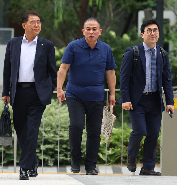 공천개입 의혹을 받는 정치 브로커 명태균씨가 31일 뇌물공여 혐의 피의자 신분으로 조사를 받기 위해 서울 종로구에 위치한 김건희 특검 사무실로 출석하고 있다. [연합뉴스]