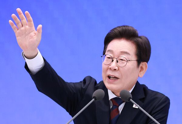 이재명 대통령이 지난 3일 청와대 영빈관에서 열린 '대통령의 30일, 언론이 묻고 국민에게 답하다' 기자회견에서 질문을 받고 있다. [연합뉴스]