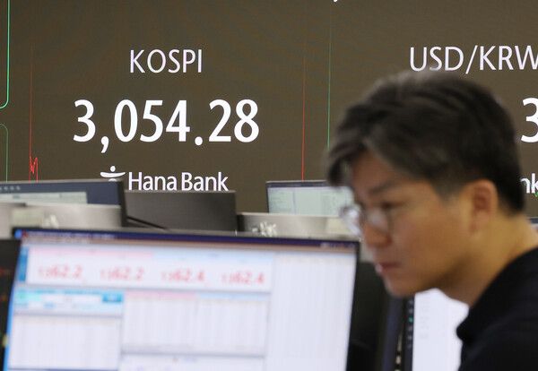 4일 서울 중구 하나은행 딜링룸 모습. [연합뉴스]