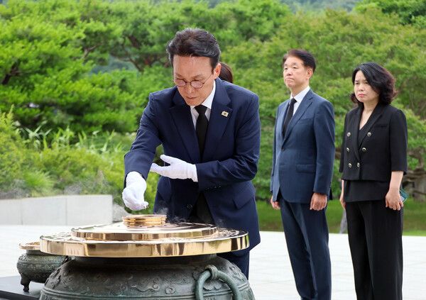 김민석 국무총리가 4일 서울 동작구 국립서울현충원을 찾아 현충탑에 분향하고 있다.