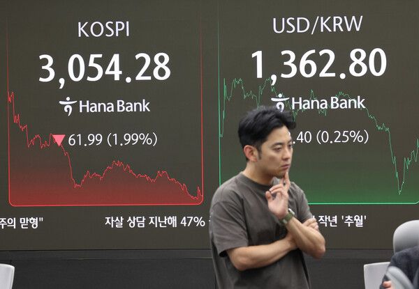 4일 서울 중구 하나은행 딜링룸 모습. [연합뉴스]