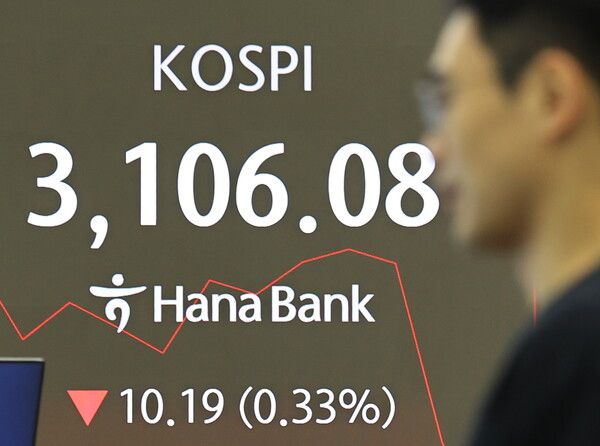 4일 서울 중구 하나은행 딜링룸 모습. [연합뉴스]