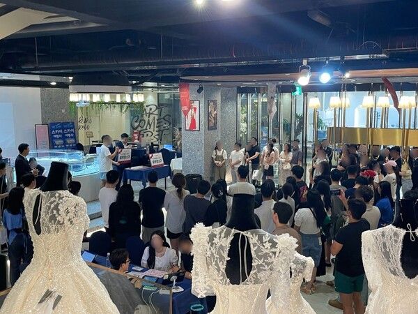 지난 2024년 '제2회 보람웨딩초대전’에 방문한 고객들이 이벤트에 참여하고 있다. [보람그룹]