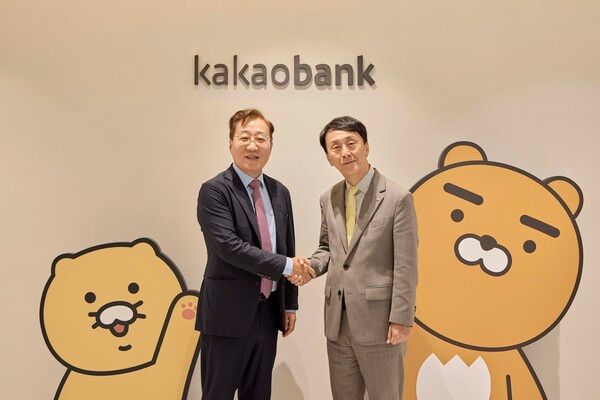 윤호영 카카오뱅크 대표이사(왼쪽)와 김경환 한국주택금융공사 사장이 지난달 26일 경기도 성남시 카카오뱅크 판교 오피스에서 진행된 업무협약 체결식에서 기념촬영을 하고 있다. [카카오뱅크]