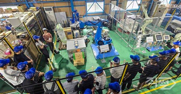 영진전문대 정밀기계공학과 학생들이 일본 기업 현장을 견학하고 있다. [영진전문대학교]