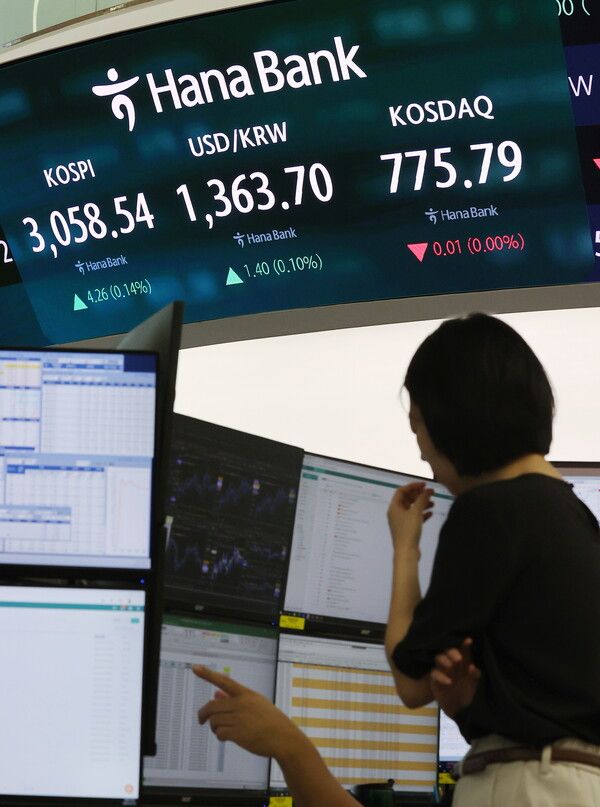 7일 서울 중구 하나은행 딜링룸 모습. [연합뉴스]