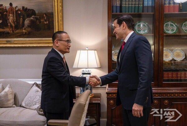 위성락 국가안보실장이 7일(현지시간) 미국 워싱턴 D.C.에서 마르코 루비오 미국 국무장관 겸 국가안보보좌관과 한미 안보실장 협의를 위해 만나 악수하고 있다.[대통령실]