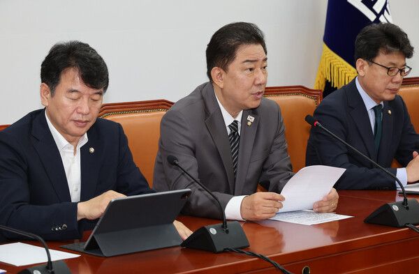 더불어민주당 김병기 당대표 직무대행 겸 원내대표가 8일 서울 여의도 국회에서 열린 더불어민주당 원내대책회의에서 발언하고 있다. [연합뉴스]