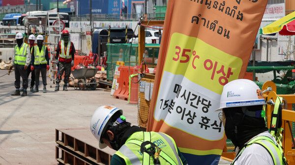 8일 폭염 경보가 발효 중인 서울 강남구 한 공사현장에 '체감온도 경보' 안내문이 설치돼 있다. [연합뉴스]