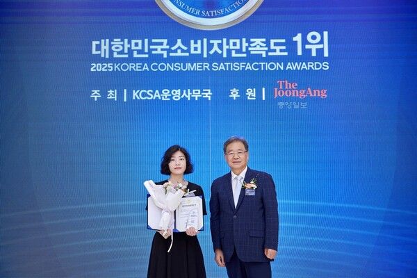 프리드라이프가 '2025 대한민국소비자만족도 1위' 상조 서비스 부문 대상을 수상했다. 노아란 프리드라이프 이사(왼쪽) 이선재 서울대학교 학교컨설팅 연구회 이사가 기념촬영을 하고 있다. [프리드라이프]