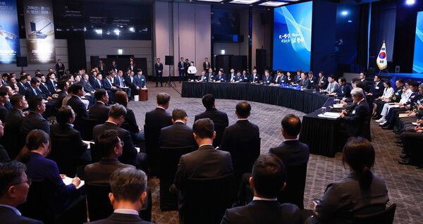 이재명 대통령이 8일 서울 그랜드 하얏트 호텔에서 열린 방위산업의 날 토론회를 주재하고 있다.