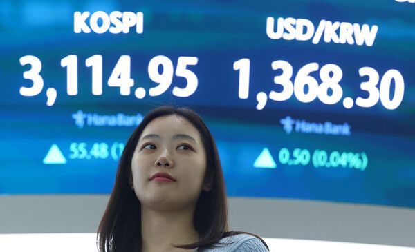 8일 서울 중구 하나은행 딜링룸 모습. [연합뉴스]