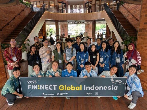 카카오뱅크와 한국핀테크지원센터가 국내 핀테크 스타트업의 해외 진출을 지원하기 위해 지난 3일 인도네시아 자카르타에서 개최한 ‘핀넥트(FIN:NECT) 글로벌’ 행사에서 국내 스타트업들과 인도네시아 기업 임직원들과 함께 기념촬영을 하고 있다. [카카오뱅크]