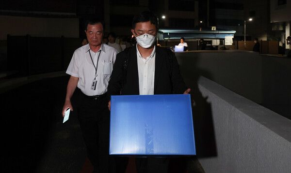 윤석열 전 대통령 배우자 김건희 여사를 둘러싼 각종 의혹을 수사하는 민중기 특별검사팀이 3일 서울 종로구 삼부토건이 입주한 빌딩에서 압수수색을 마친 뒤 압수품을 들고 이동하고 있다. [연합뉴스]