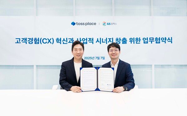 최재호 토스플레이스 대표(왼쪽)와 조도현 GS칼텍스 M&M본부 상무가 업무협약을 마치고 기념사진을 촬영하고 있다. [ 토스]