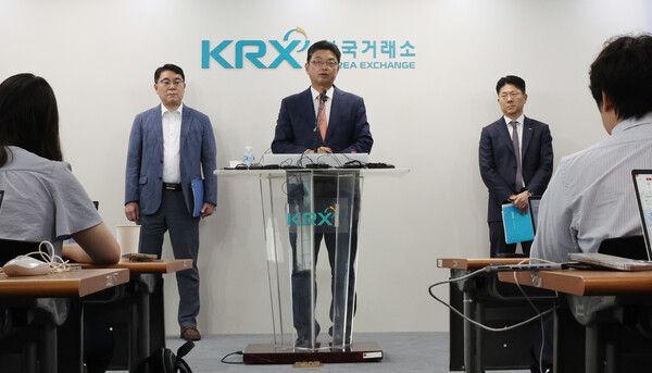 (왼쪽부터)이승우 금융감독원 부원장보, 이윤수 금융위원회 증권선물위원회 상임위원, 김홍식 한국거래소 시장감시위원장이&nbsp;9일 서울 여의도 한국거래소에서 자본시장&nbsp;불공정거래&nbsp;근절 실천방안 합동브리핑을 하고 있다. [연합뉴스]