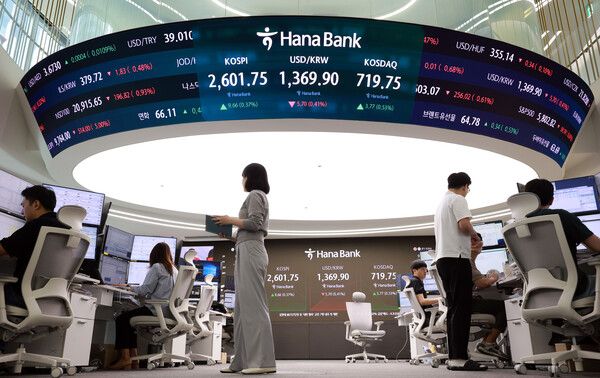 26일 서울 중구 하나은행 본점 딜링룸 코스피, 코스닥 지수가 표시돼 있다. [연합뉴스]