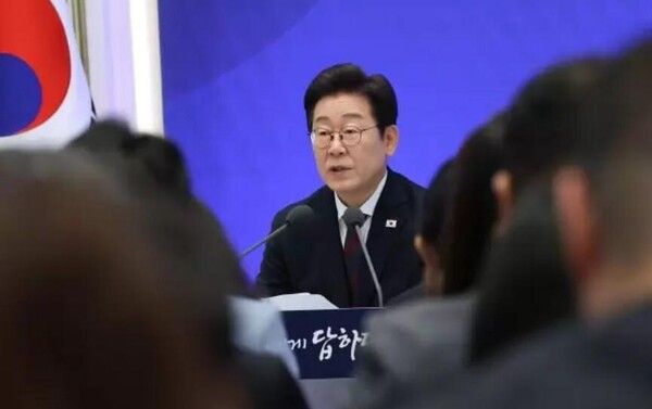 이재명 대통령이 3일 청와대 영빈관에서 열린 '대통령의 30일, 언론이 묻고 국민에게 답하다' 기자회견에서 발언하고 있다. [연합뉴스]