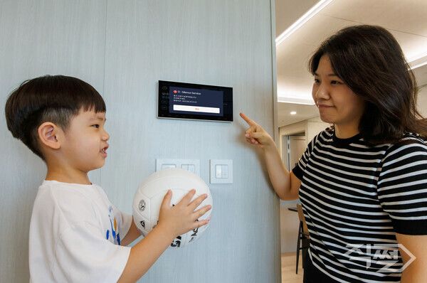 DL이앤씨가 국내 최초로 개발한 ‘D-사일런스 서비스(D-Silence Service)’의 알림이 울리는 모습. [DL이앤씨]