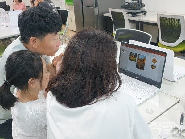 2025년 하반기 가족과 함께하는 인공지능-안전 체험 연계 캠프에서 참가자들이 AI를 체험하고 있다. [의성교육지원청]