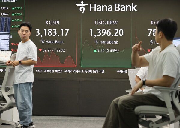 1일 서울 중구 하나은행 딜링룸 모습. [연합뉴스]