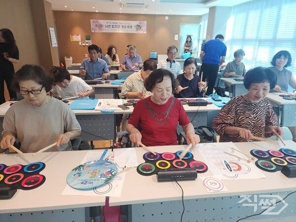 대구 북구 서변노인복지관 어르신들이 '스마트드럼' 교육을 받고 있다. [대구 북구청]