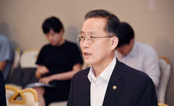 이형일 기획재정부 차관이 1일 서울 종로구 정부서울청사에서 열린 '경제형벌 합리화 전담반 1차 회의'에서 모두발언을 하고 있다. [연합뉴스]