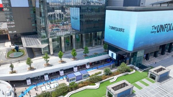 서울 코엑스에서 운영되는 '갤럭시 Z 폴드7∙Z 플립7'과 아티스트 '장 줄리앙(Jean Jullien)'의 협업 체험존 'The Galaxy UNFOLDERS' 전경. [삼성전자]