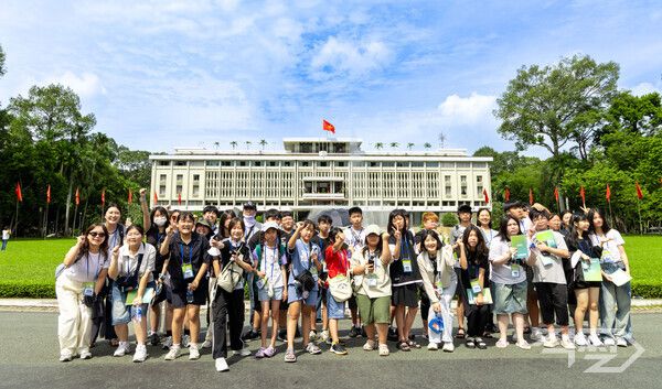 우미드림파인터 참가 아동과 청소년들이 호치민 통일궁 앞에서 기념사진을 찍고 있다. [우미희망재단]