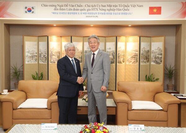 강호동 농협중앙회장은 7월 31일 서울시 중구 농협중앙회 본관에서 도 반 찌엔 베트남 조국전선중앙위원회 위원장을 접견하고 양국 농업분야 상호발전 방향에 대해 논의했다. [농협중앙회]