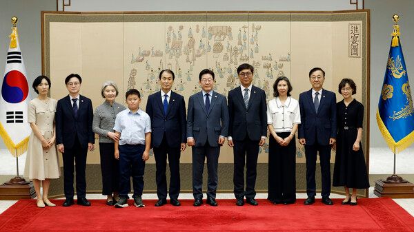 이재명 대통령이 12일 서울 용산 대통령실 청사에서 열린 신임 국무위원 임명장 수여식에서 임명장을 받은 장관 및 가족과 기념촬영을 하고 있다. [연합뉴스]