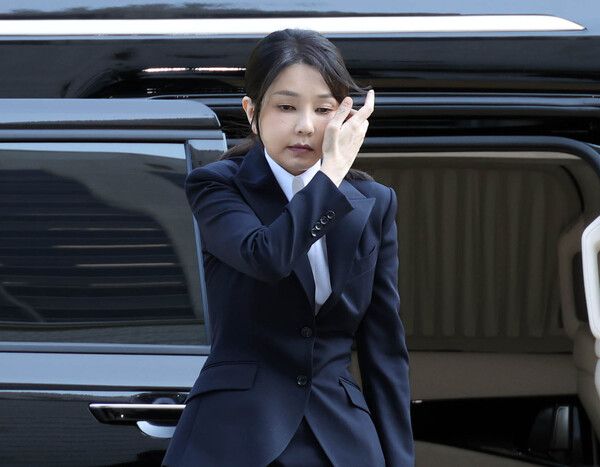 윤석열 전 대통령 부인 김건희 여사가 12일 구속 전 피의자 심문(영장실질심사)을 받기 위해 서울 서초구 서울중앙지법에 도착하고 있다. [이하 연합뉴스]