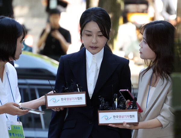 윤석열 전 대통령 부인 김건희 여사가 12일 구속 전 피의자 심문(영장실질심사)을 받기 위해 서울 서초구 서울중앙지법에 출석하고 있다.