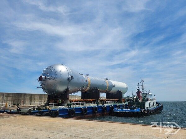 현장 설치를 위해 해상 운송 중인 리액터. [현대엔지니어링]