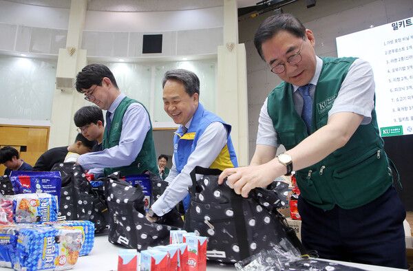 (사진 오른쪽부터)원종필 건국대학교 총장, 진옥동 신한금융그룹 회장, 이영범 건국대학교 부총장이 밀키트를 포장하고 있다. [신한금융그룹]
