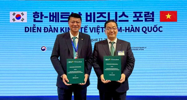 하나은행은 지난 12일 서울시 롯데호텔 본관 크리스탈볼룸에서 열린 ‘한국‑베트남 비즈니스 포럼’에서 베트남투자개발은행과 '국가 간 QR결제 서비스 활성화를 위한 업무협약'을 체결했다. 이날 행사에 참석한 이호성 하나은행장(오른쪽)이 레 응옥 람 베트남투자개발은행장과 함께 협약서를 들고 기념촬영을 하고 있다. [하나은행]