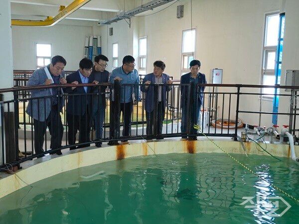 경북도 농수산위원회 의원들이 경남 수산자원연구소 방문 모습 [경북도의회]