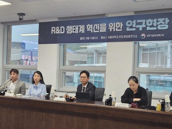 R&D 생태계 혁신을 위한 연구현장 간담회 참여한 배경훈 장관(가운데). [연합뉴스]