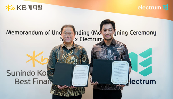 13일 인도네시아 자카르타에서 빈중일 KB캐피탈 대표(왼쪽)와 일렉트룸 Jack Yang 대표가 업무 협약식을 체결하고 기념 사진을 촬영하고 있다. [KB캐피탈]