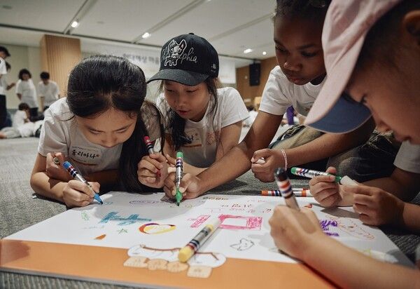 현대해상 천안사옥에서 열린 ‘마음한글’ 여름방학 프로그램 참여자들이 팀을 이뤄 그림을 그리고 있다. [현대해상]